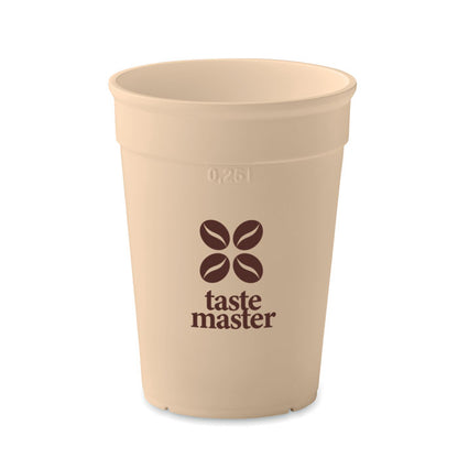 Vaso de plástico color beige personalizado con un logotipo en parte frontal