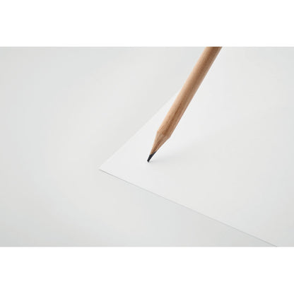 Lapiz de madera escribiendo obre folio blanco