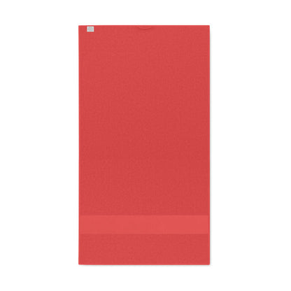 Parte trasera de toalla roja de rizo con etiqueta