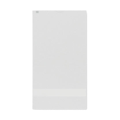 Parte trasera de toalla blanca de rizo con etiqueta