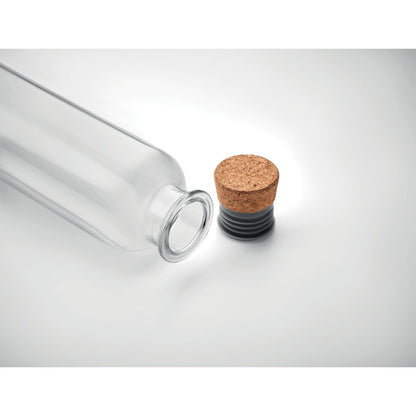 Botella de agua tumbada con tapón de corcho