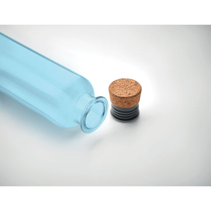 Botella de agua azul tumbada con tapón de corcho
