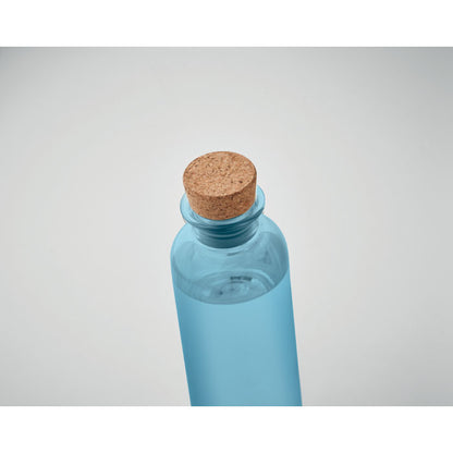 Botella de agua tumbada con tapón de corcho