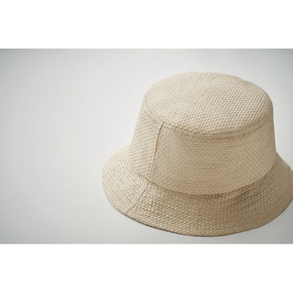 Vista superior de sombrero de paja de papel beige