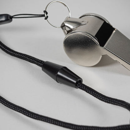 Silbato de metal con cuerda con accesorio de seguridad
