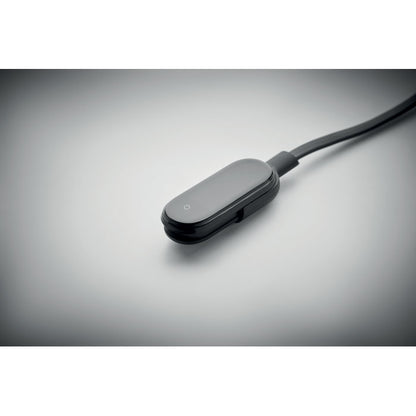 Conector de pulsera de actividad sobre fondo gris