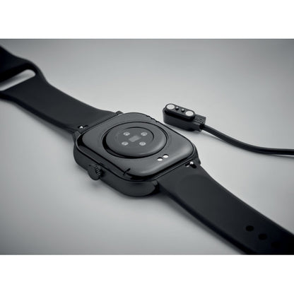 Parte posterior de pulsera de actividad negra con cable usb