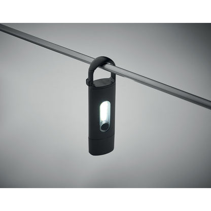 Linterna negra con luz ajustable y batería recargable no sustituible. 