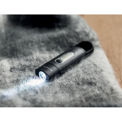 Dispositivo portátil negro con pila recargable integrada de 200 mAh.