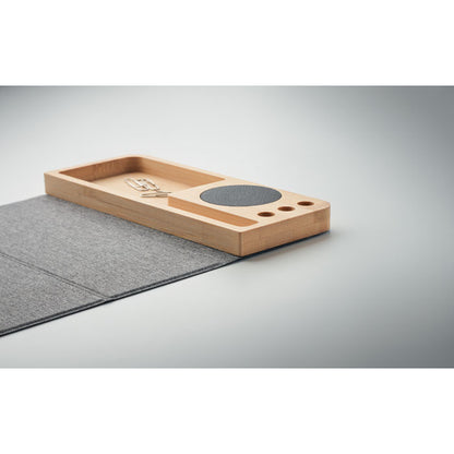 Detalle de organizador de escritorio de madera con soporte y cargador inalámbrico para móvil