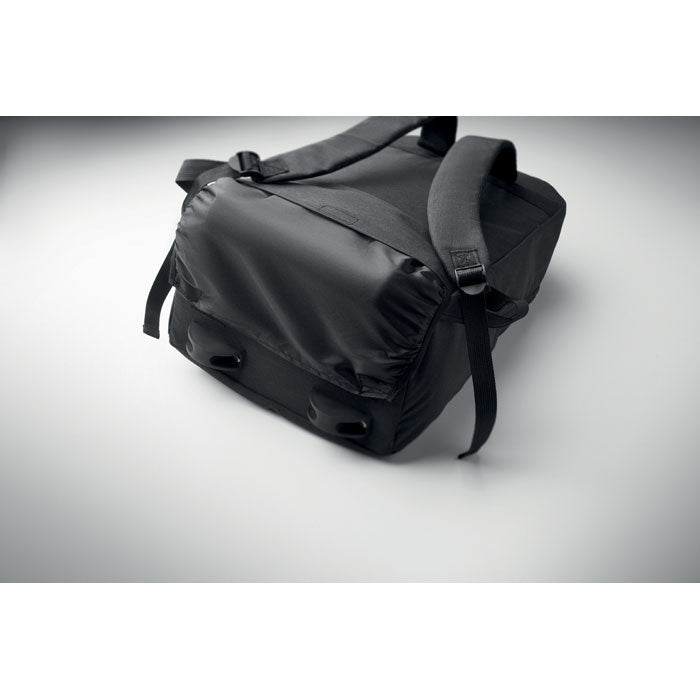 Mochila tipo trolley en color negro con tirantes acolchados, material RPET 600D y estructura resistente.