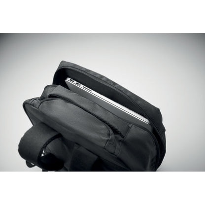 Ordenador portátil dentro de mochila de viaje negra
