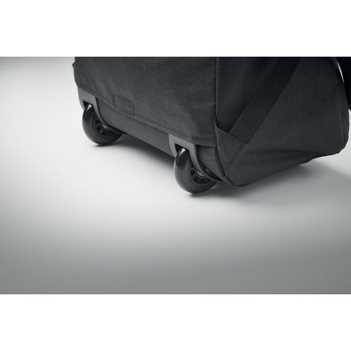 Ruedas de mochila trolley en color negro con material RPET, mostrando la base y los detalles del diseño.