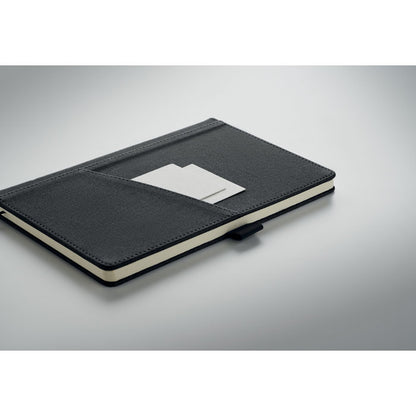 Libreta negra con bolsillo y tarjetas  sobre fondo gris