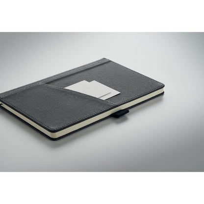 Libreta gris con bolsillo y tarjetas  sobre fondo gris