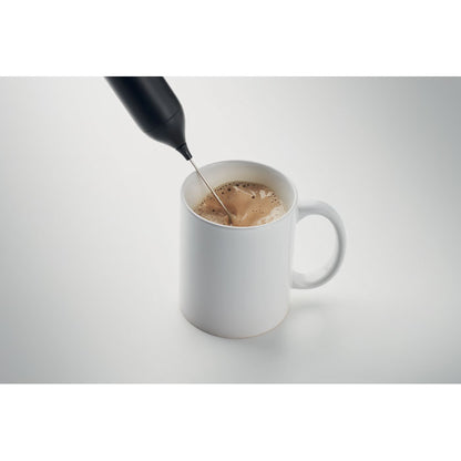 Espumador dentro de taza de café con leche