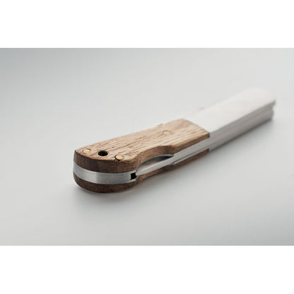 Navaja de bolsillo con mango de madera natural y cierre plegable.