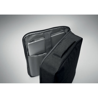 Mochila negra RPET con compartimento interior para portátil de 15”.