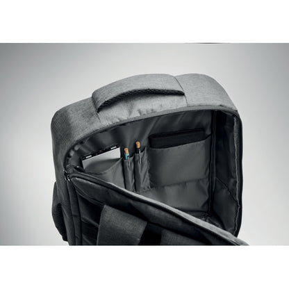 Mochila RPET 300D con interior organizado y soporte para trolley.