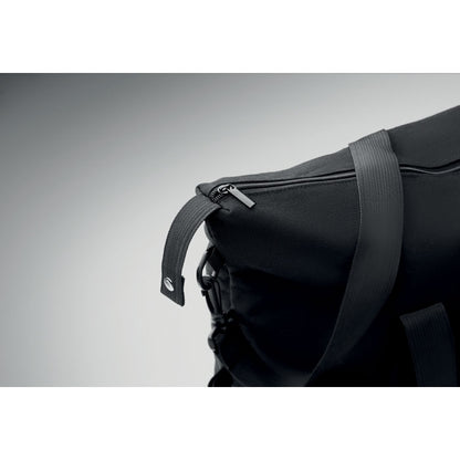 Detalle del cierre con cremallera de bolsa de equipaje negra