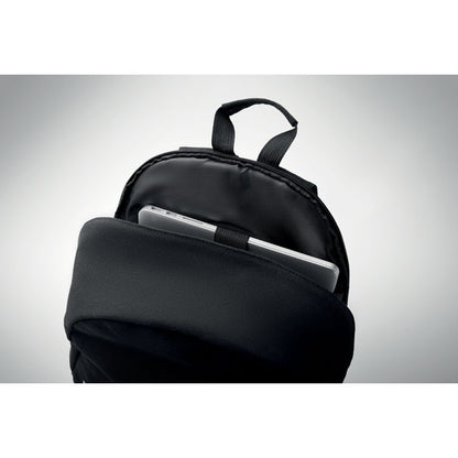 Portátil dentro de mochila negra