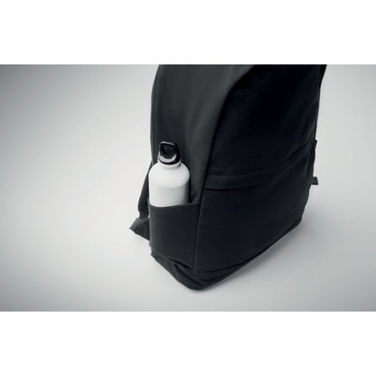 Botella de metal blanca dentro de bolsillo lateral de mochila negra