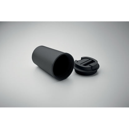 Vaso de viaje negro abierto con la tapa al lado