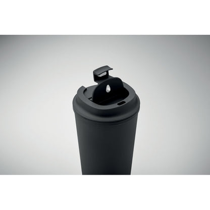 Detalle de tapa antigoteo de vaso negro de PLA