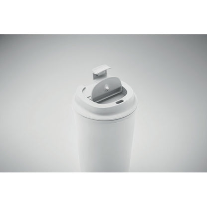 Detalle de tapa antigoteo de vaso blanco de PLA
