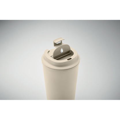 Detalle de tapa antigoteo de vaso beige de PLA
