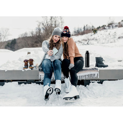 Chicas patinado con paisaje de nieve