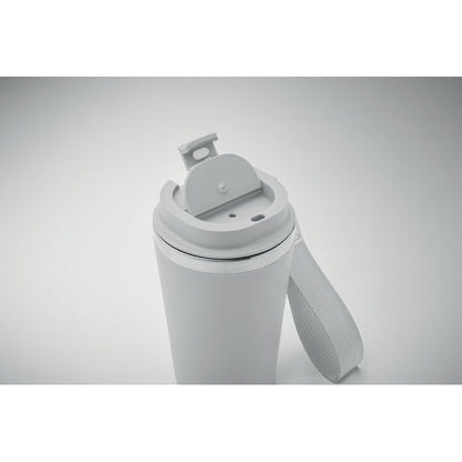 Detalle de tapadera antifugas de vaso de acero blanco