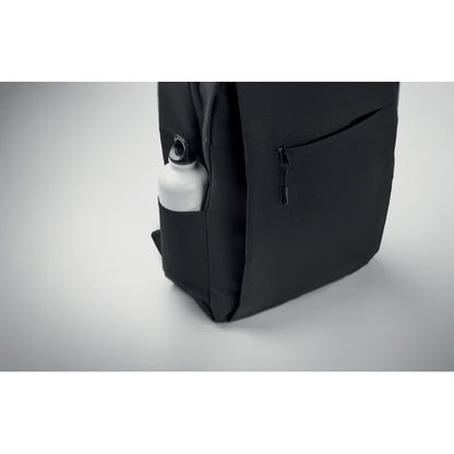 Vista inferior de mochila negra con bolsilla y botella blanca