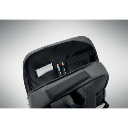 Mochila gris tumbada sobre fondo gris vista asas