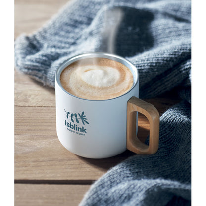 Café humeante dentro de taza blanca de acero inoxidable sobre mesa de madera