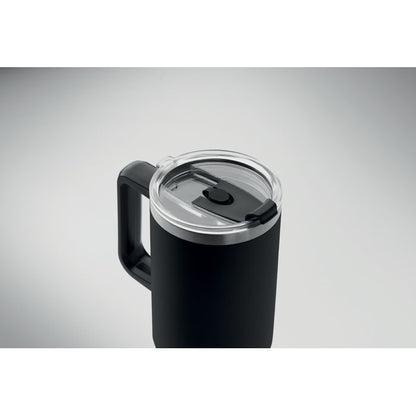 Detalle de tapadera transparente y abertura deslizante de vaso de viaje negro