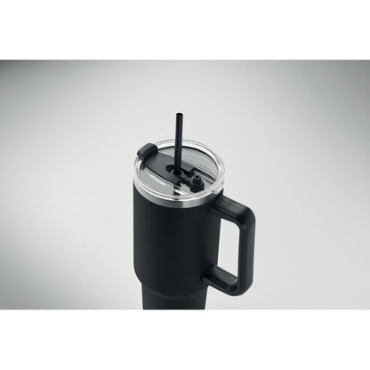 Detalle de pajita dentro de tapadera de taza de viaje negra de acero inoxidable