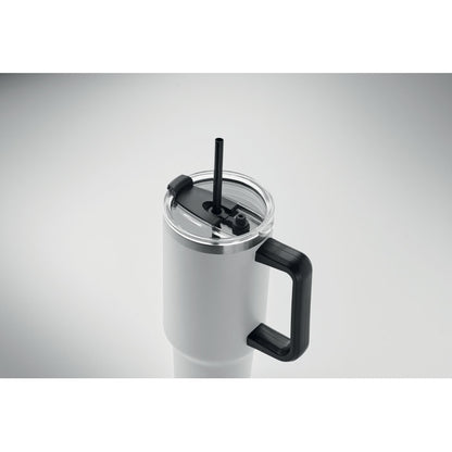 Pajita negra dentro de mug grande de acero inoxidable blanco
