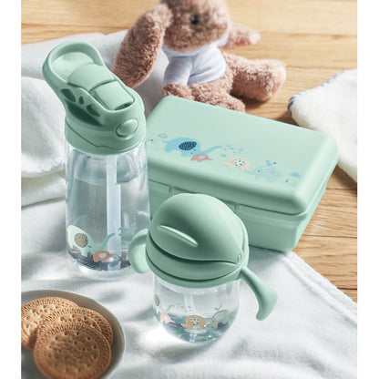 Bodegón de botella, vaso, peluche y fiambrera para bebés