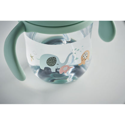 Detalle de animalitos dibujados sobre vaso para bebes