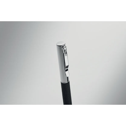 Detalle de clip metálico de bolígrafo negro