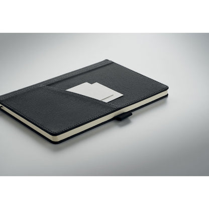 Libreta negra con bolsillo en la portada con tarjetas de visita