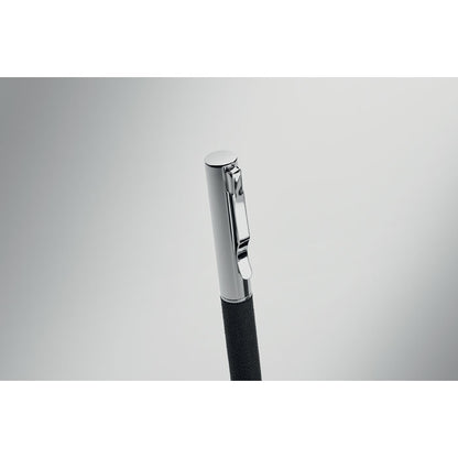 Detalle de clip de bolígrafo metalico