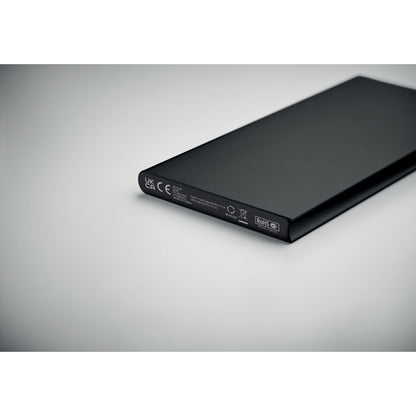Detalle de powerbank rectangular negra  con información legal y sello CE