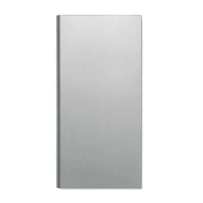 Vista frontal de powerbank rectangular  de aluminio gris