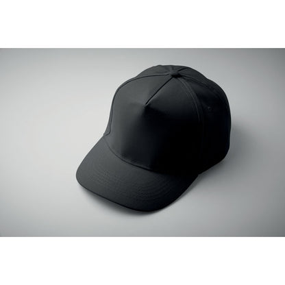 Vista superior de gorra de beisbol negra con fondo gris