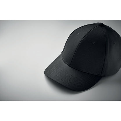 Visa superior de gorra negra de beisbol sobre fondo gris