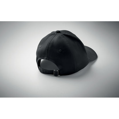 Vista trasera de hebilla de gorra negra de 6 paneles sobre fondo gris