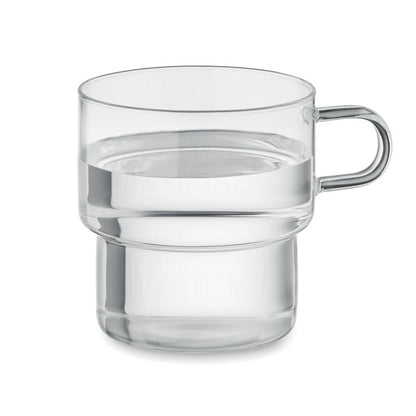 Mug de cristal con líquido transparente en su interior