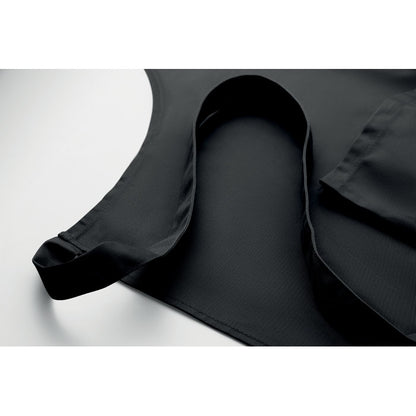 Detalle del cuello del delantal negro